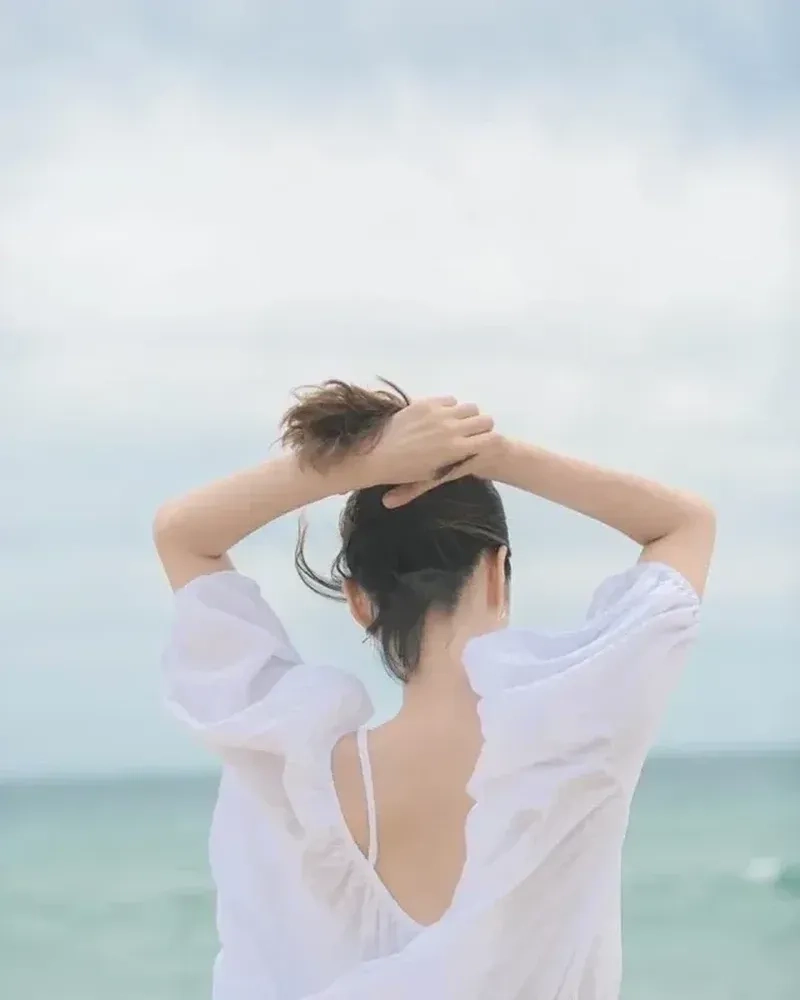 Ảnh chụp sau lưng nữ tóc ngắn buồn gợi lên cảm xúc sâu lắng, đầy suy tư và nội tâm.