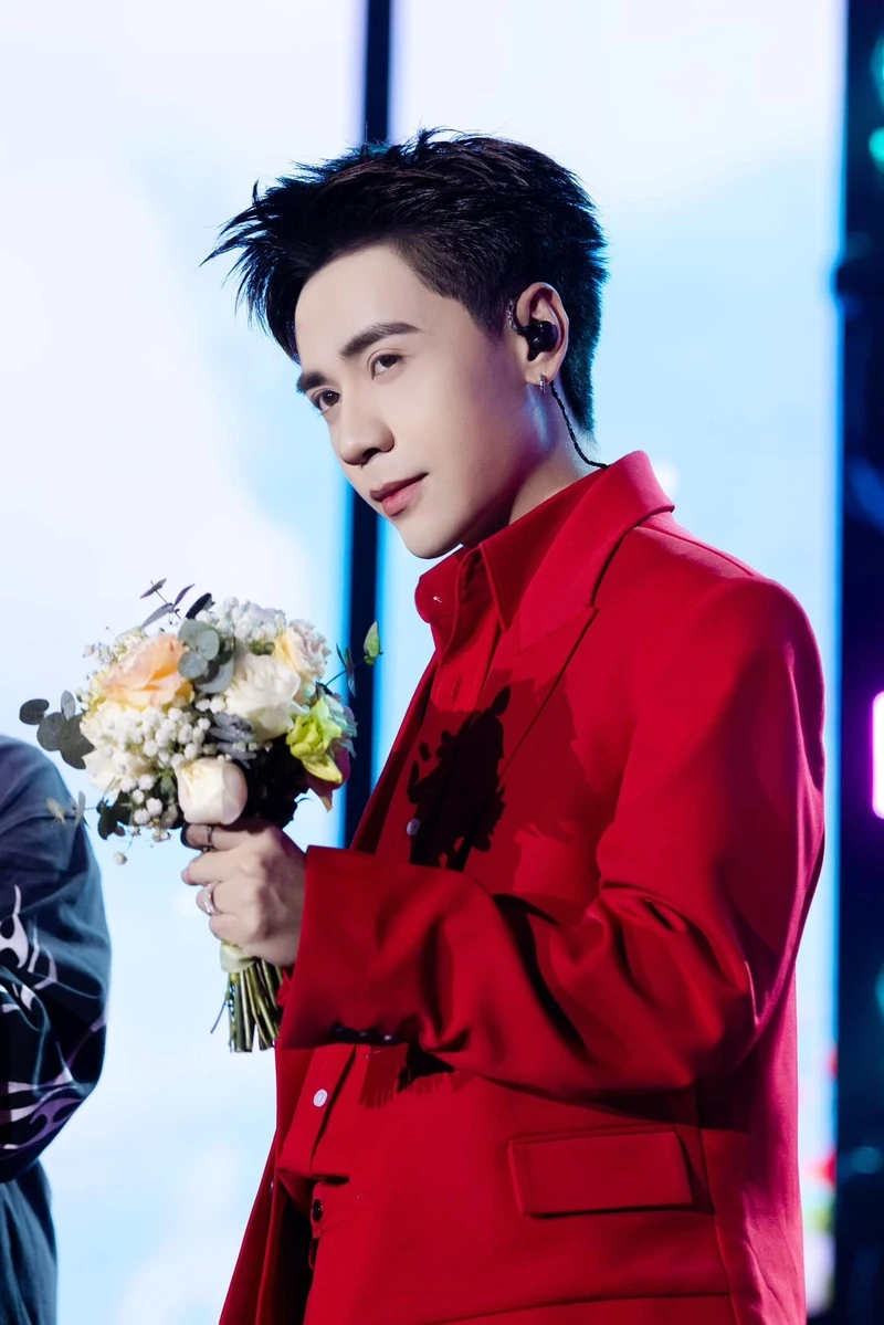 Quang Hùng MasterD luôn khiến khán giả mãn nhãn trong các buổi biểu diễn live
